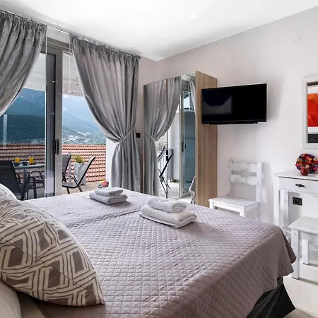 Apartment King With Sofa Bed 1 *